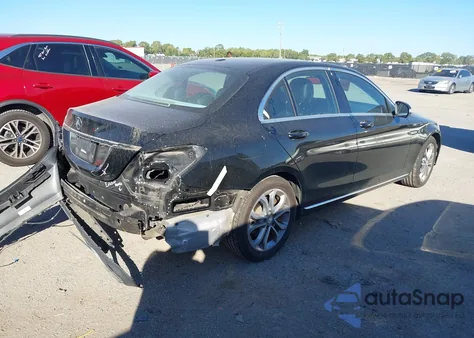 2015 Mercedes-Benz C 300 из США, поврежденный, VIN 55SWF4JB4FU094764